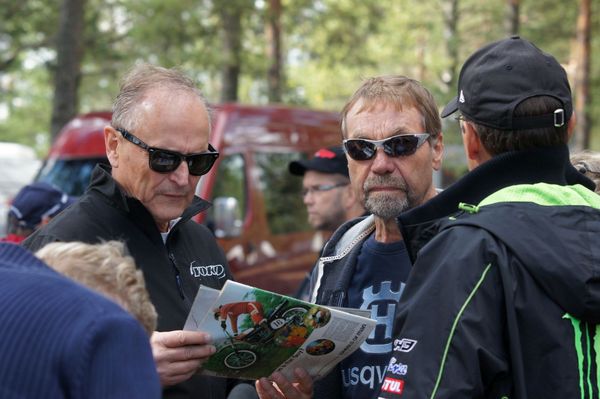 Juha Tirinen vas ja Heikki Mikkola